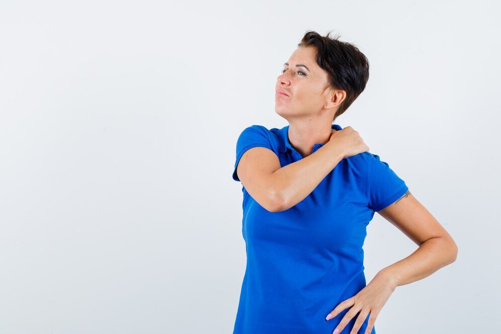 Woman experiencing shoulder pain, highlighting the need for Shoulder Pain Treatment in Bangalore.